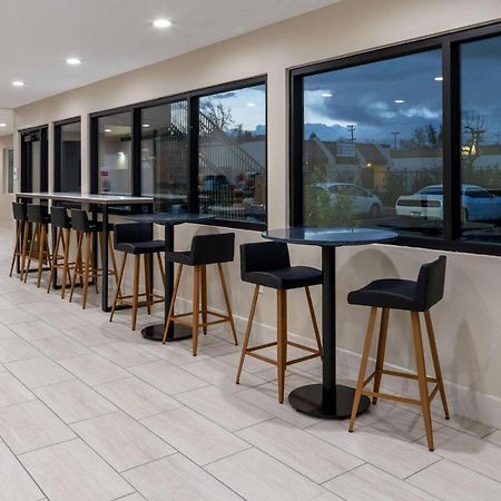 Ramada By Wyndham Modesto Yosemite Area Hotel ภายนอก รูปภาพ