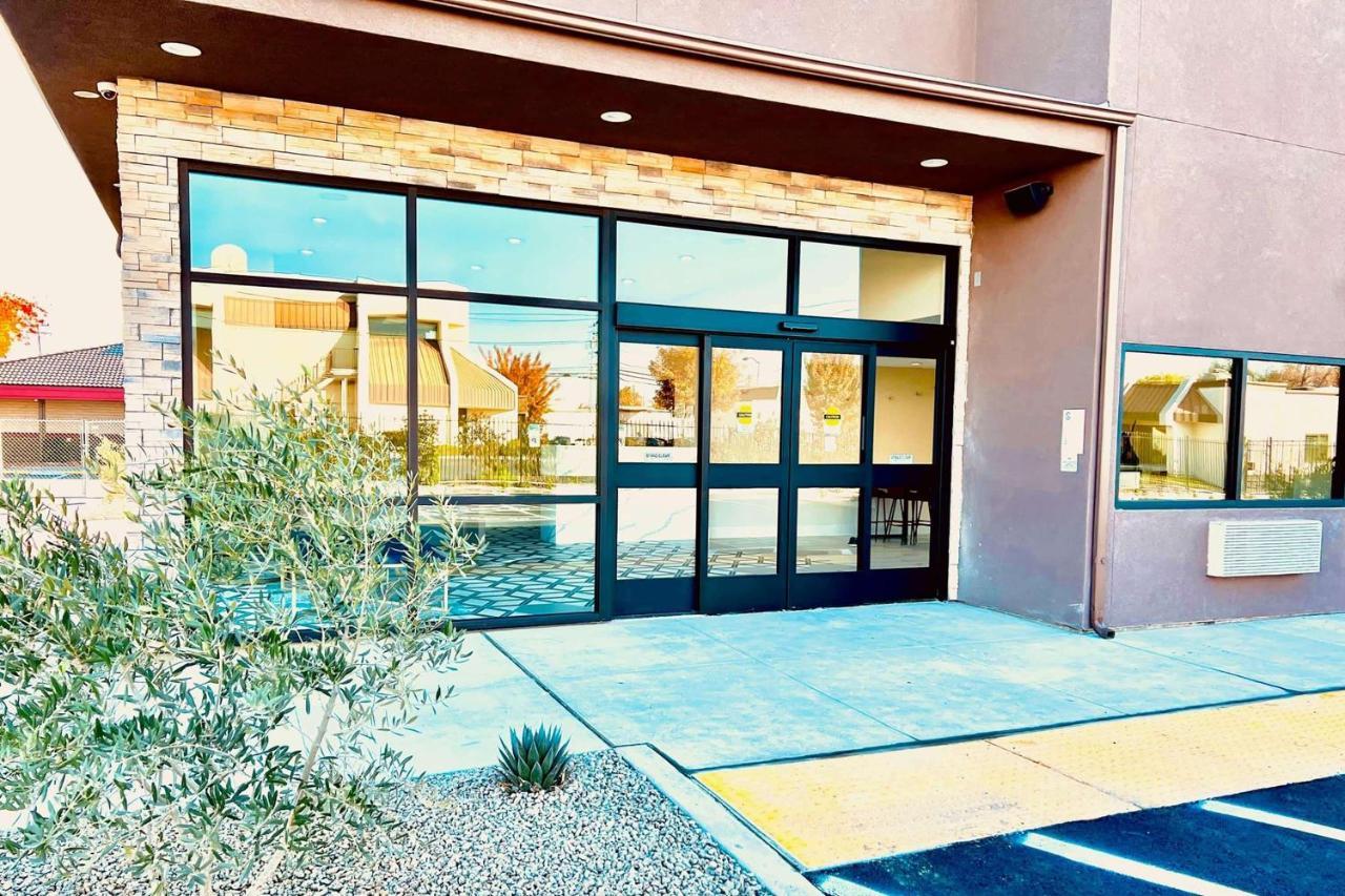 Ramada By Wyndham Modesto Yosemite Area Hotel ภายนอก รูปภาพ