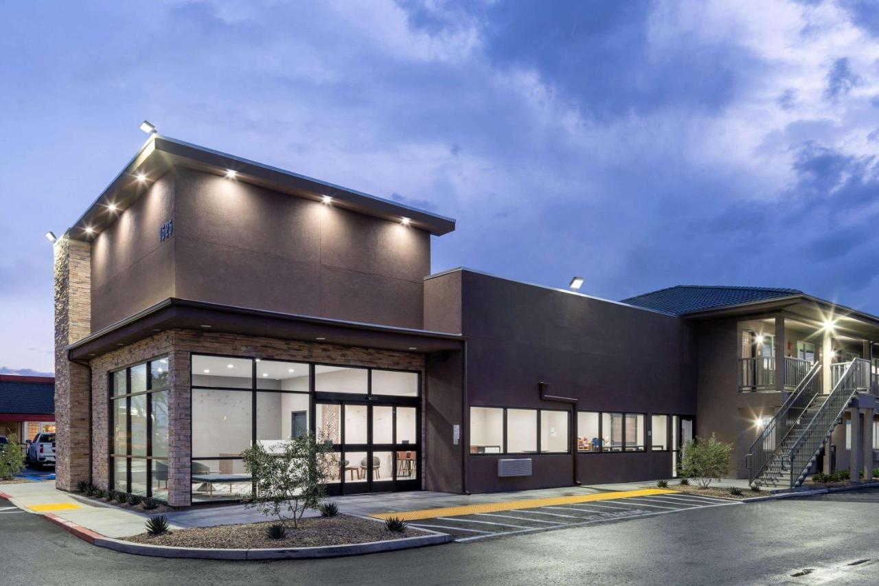 Ramada By Wyndham Modesto Yosemite Area Hotel ภายนอก รูปภาพ