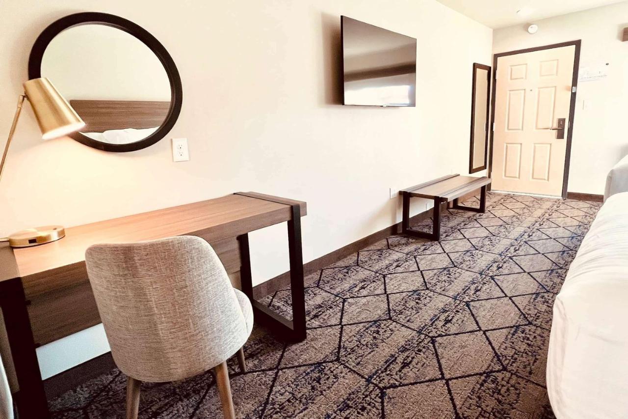 Ramada By Wyndham Modesto Yosemite Area Hotel ภายนอก รูปภาพ