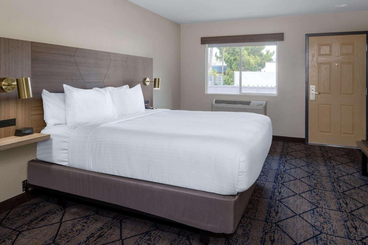 Ramada By Wyndham Modesto Yosemite Area Hotel ภายนอก รูปภาพ