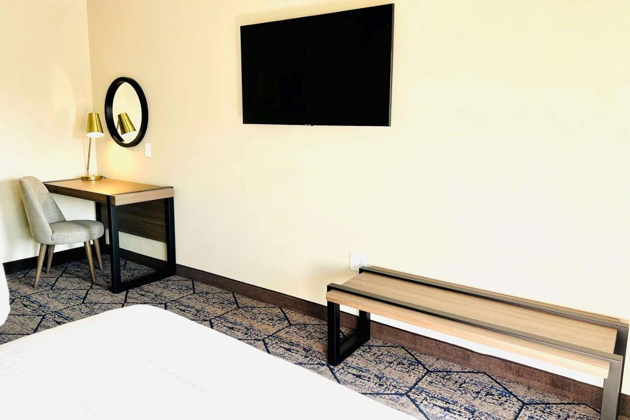 Ramada By Wyndham Modesto Yosemite Area Hotel ภายนอก รูปภาพ
