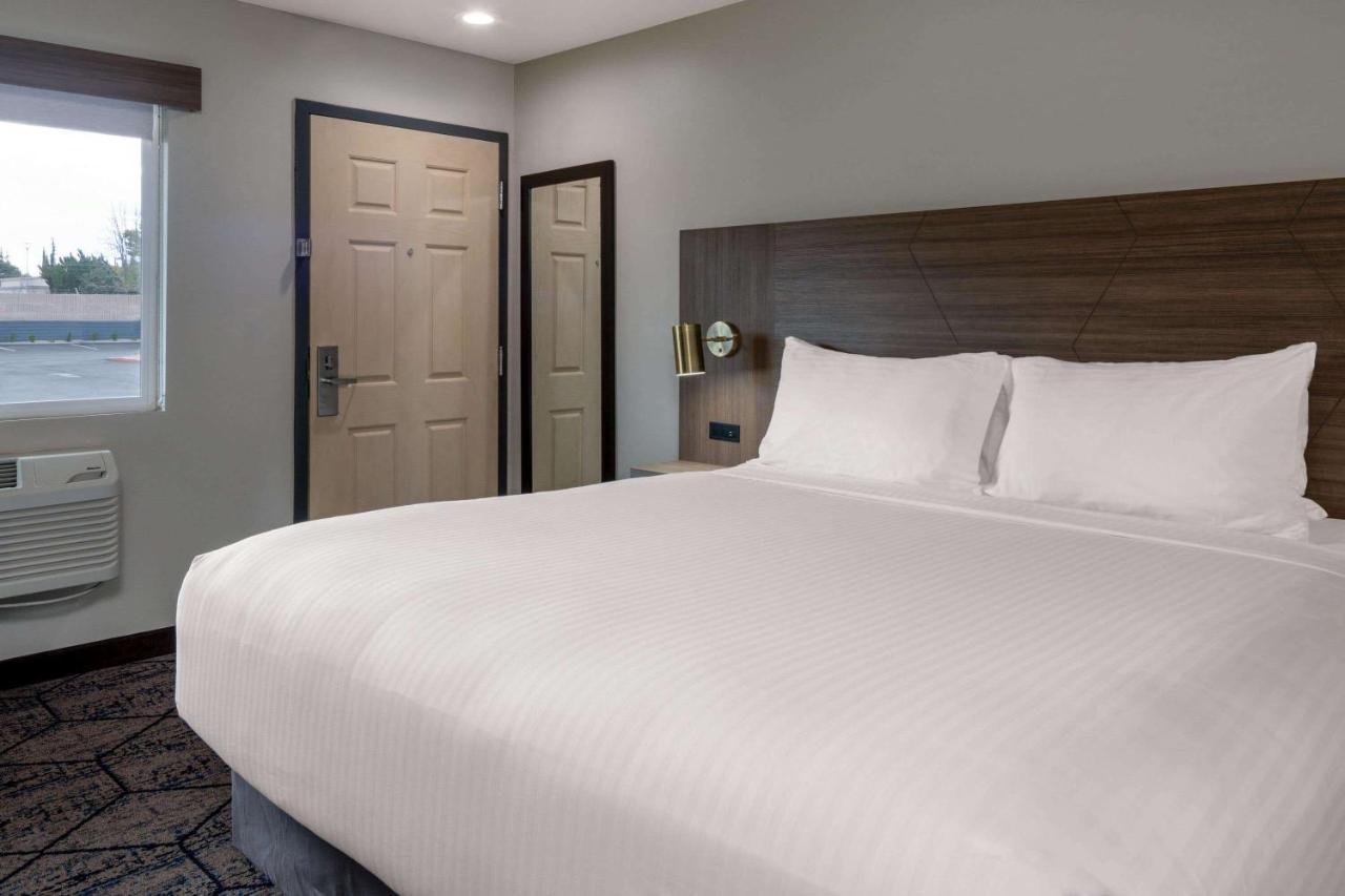 Ramada By Wyndham Modesto Yosemite Area Hotel ภายนอก รูปภาพ