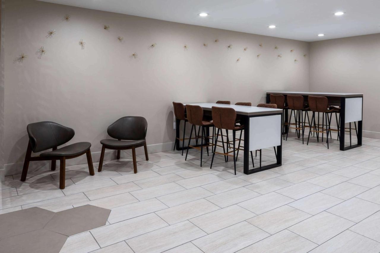Ramada By Wyndham Modesto Yosemite Area Hotel ภายนอก รูปภาพ