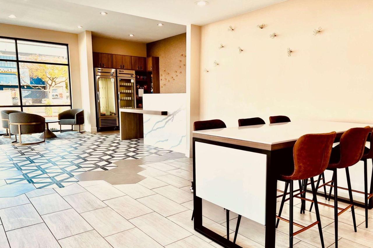 Ramada By Wyndham Modesto Yosemite Area Hotel ภายนอก รูปภาพ
