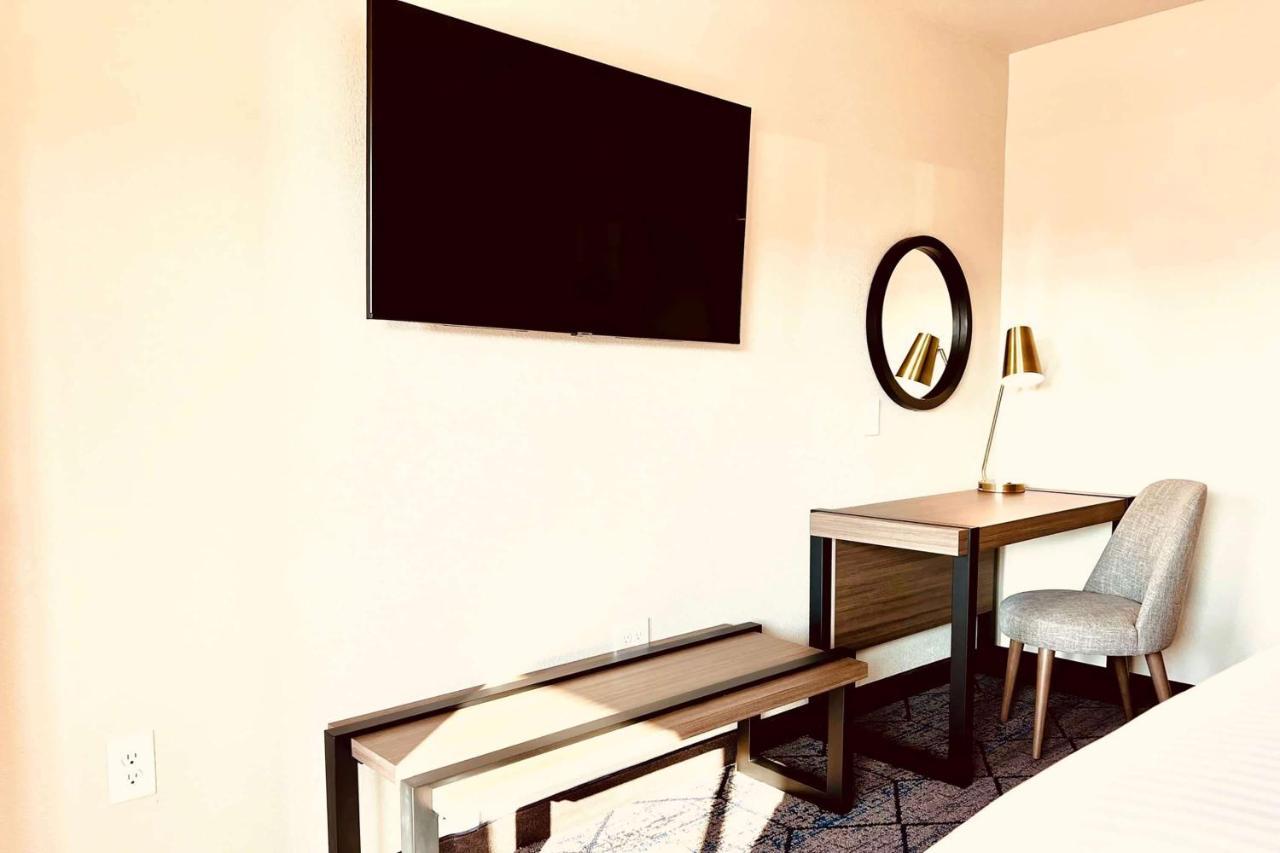 Ramada By Wyndham Modesto Yosemite Area Hotel ภายนอก รูปภาพ