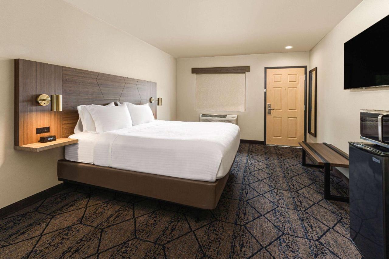 Ramada By Wyndham Modesto Yosemite Area Hotel ภายนอก รูปภาพ