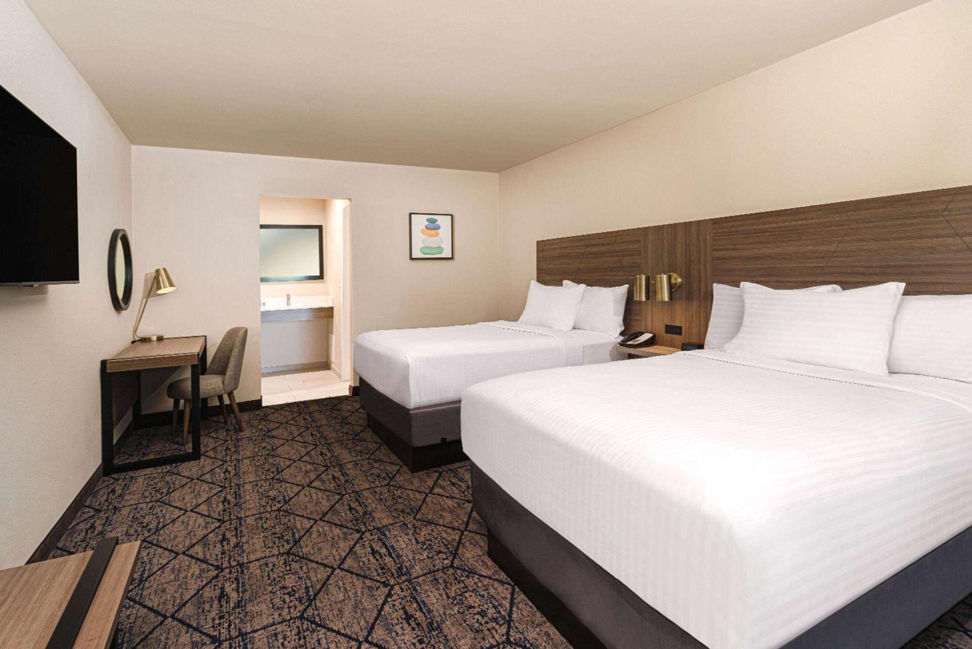 Ramada By Wyndham Modesto Yosemite Area Hotel ภายนอก รูปภาพ